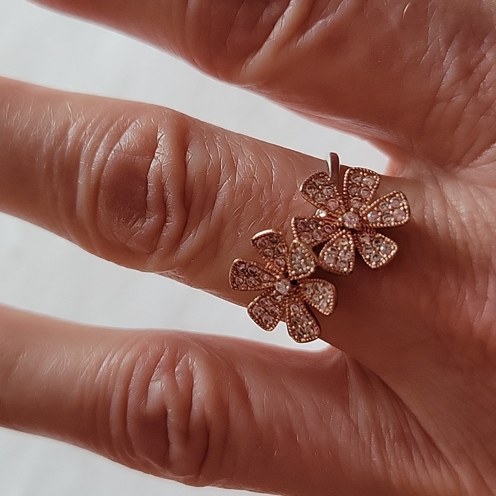 Flower ring with rhinestones and rose gold colour